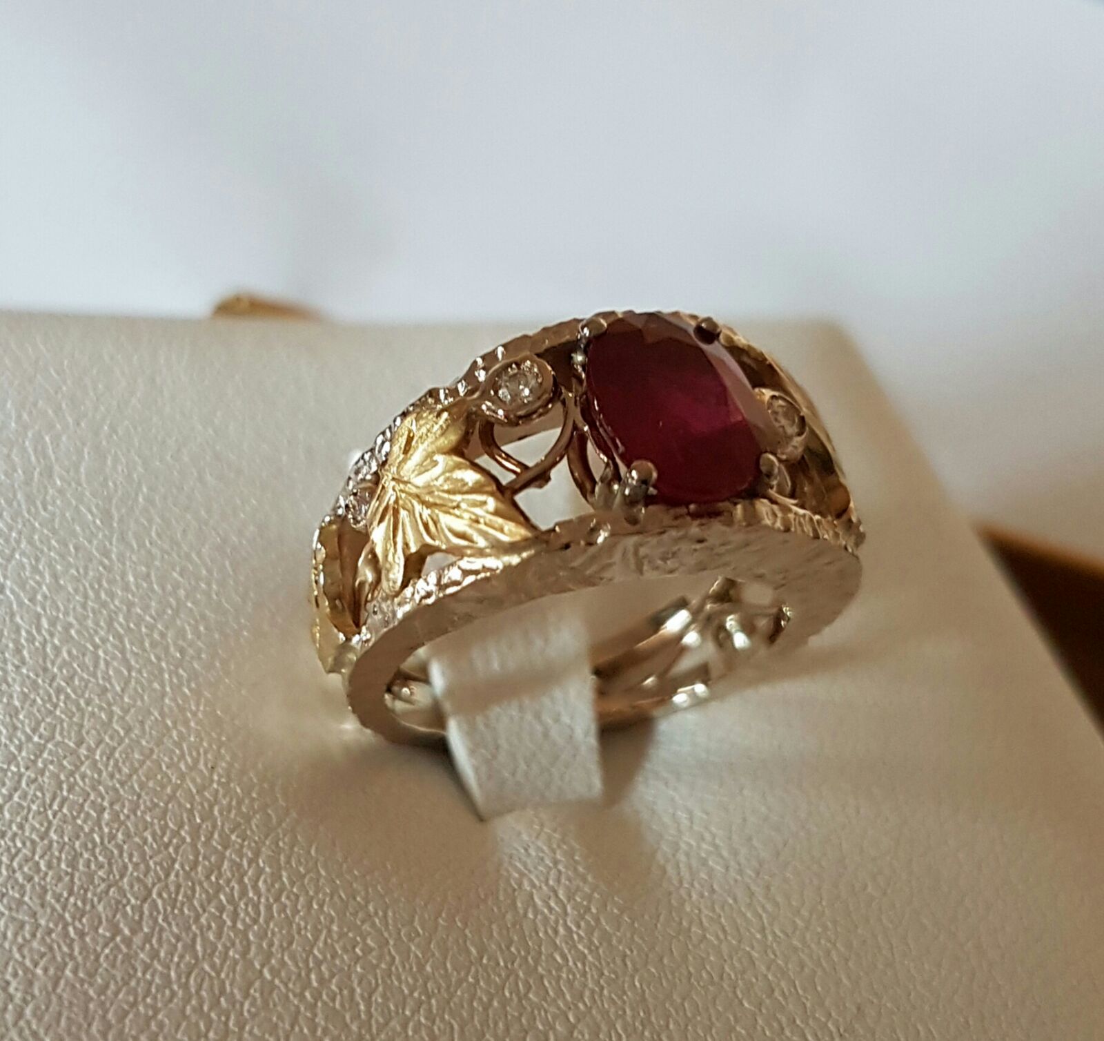 Anello foglia di rubino
